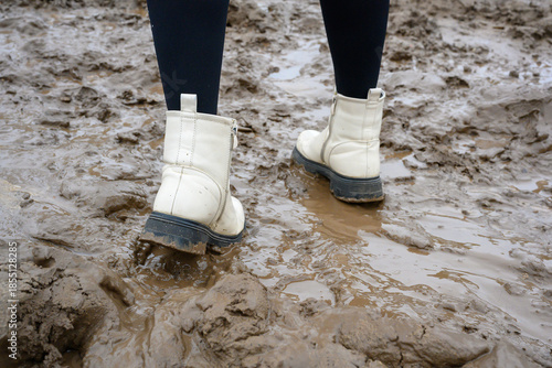 Foto Footsteps in the muddy ground on a rainy day in the countryside