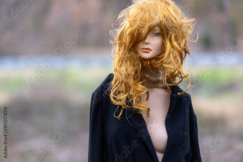 Foto Vecchi paurosi manichini usati e rovinati con vestiti vintage e colorati lasciat