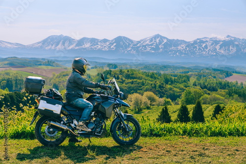 北海道ツーリング　富良野から見た大雪山とバイク