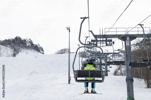 シーズン中の赤倉温泉スキー場ペアリフト