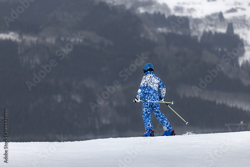山形赤倉温泉スキー場ゲレンデのスキーヤー
