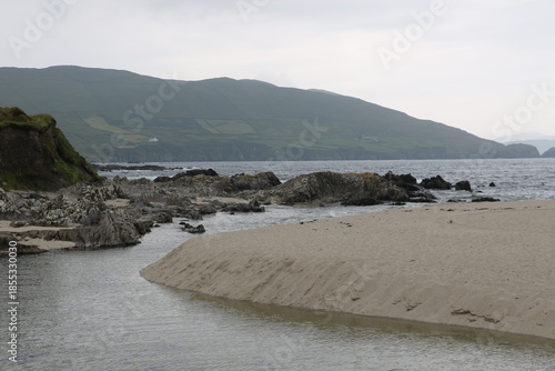 Vue panoramique sur Allihies entre montagnes et océan Atlantique