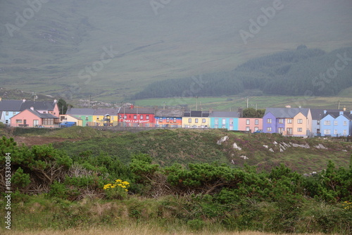 Vue panoramique sur Allihies entre montagnes et océan Atlantique