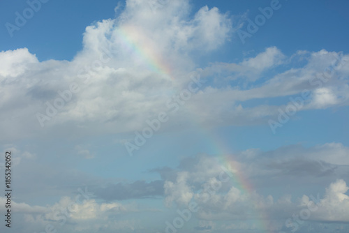 Un joli arc-en-ciel dans le ciel avec ses nuages blanc