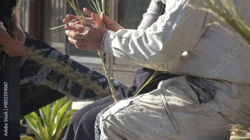 しめ縄づくりをする様子