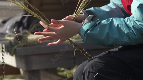 しめ縄づくりをする様子