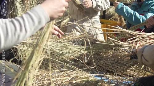 しめ縄づくりをする様子