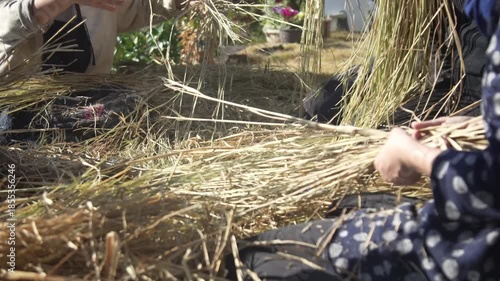 しめ縄づくりをする様子