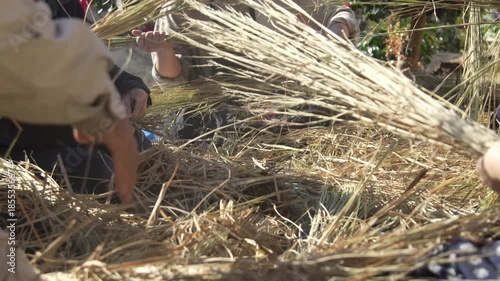 しめ縄づくりをする様子