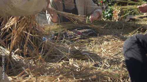 しめ縄づくりをする様子