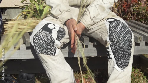 しめ縄づくりをする様子