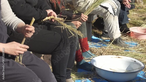 しめ縄づくりをする様子