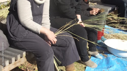 しめ縄づくりをする様子