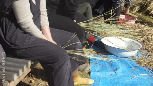 しめ縄づくりをする様子