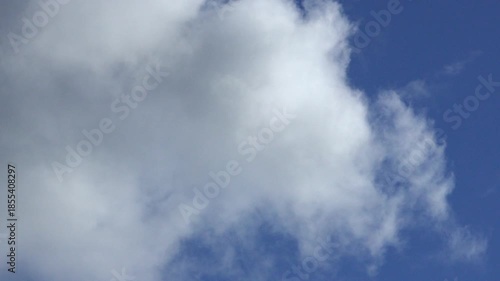 冬の青空と雲の流れクローズアップ02