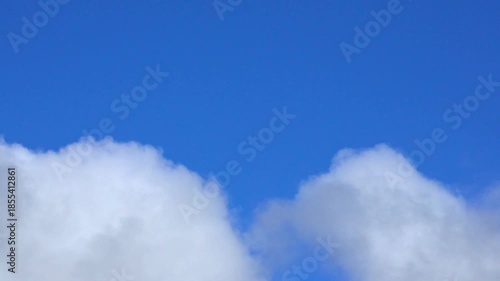 冬の青空と雲の流れクローズアップ03