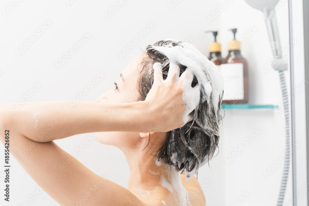 Naklejka premium シャンプーをする女性 ビューティイメージ