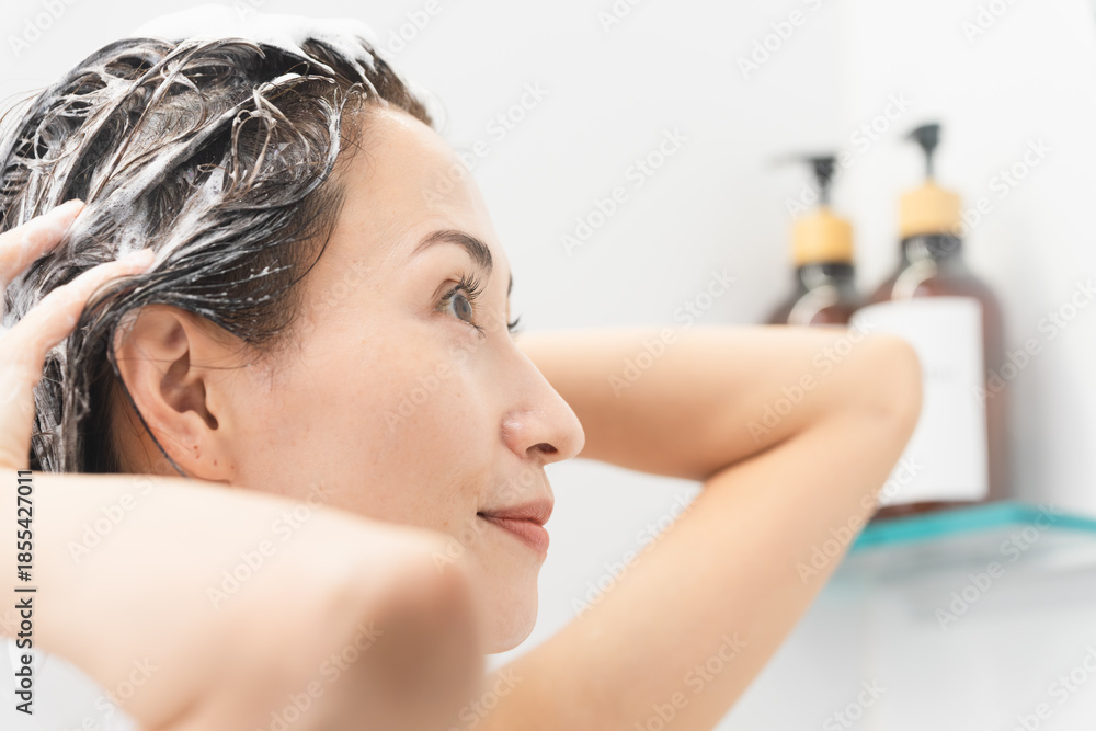 Fototapeta premium シャンプーをする女性 ビューティイメージ