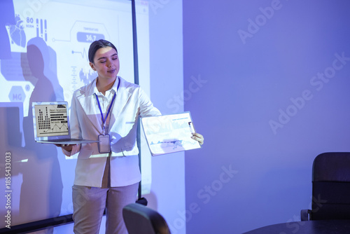 Female business analyst wor...