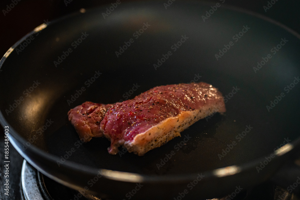 Fototapeta premium frying pan with meat