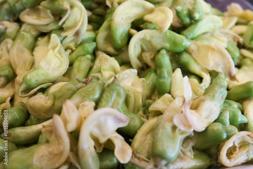 Canvas-taulu Boiling or blanching the Sesbania grandiflora flowers is a popular method of food preservation and preparation, often served with chili paste