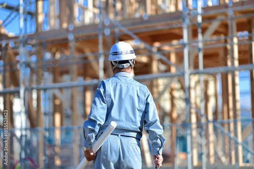 マイホーム建築を点検する工事監督