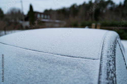 Foto A car covered in a thick layer of frost and ice on a freezing winter morning