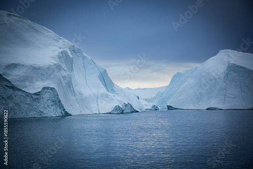 Wallpaper Mural Bootstour durch den Eisfjord bei Ilulissat vorbei an den Eisbergen Torontodigital.ca