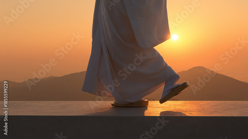 女性が白無垢で堤防を歩く夕暮れ、沈む太陽と長い裾を厳かに捉える