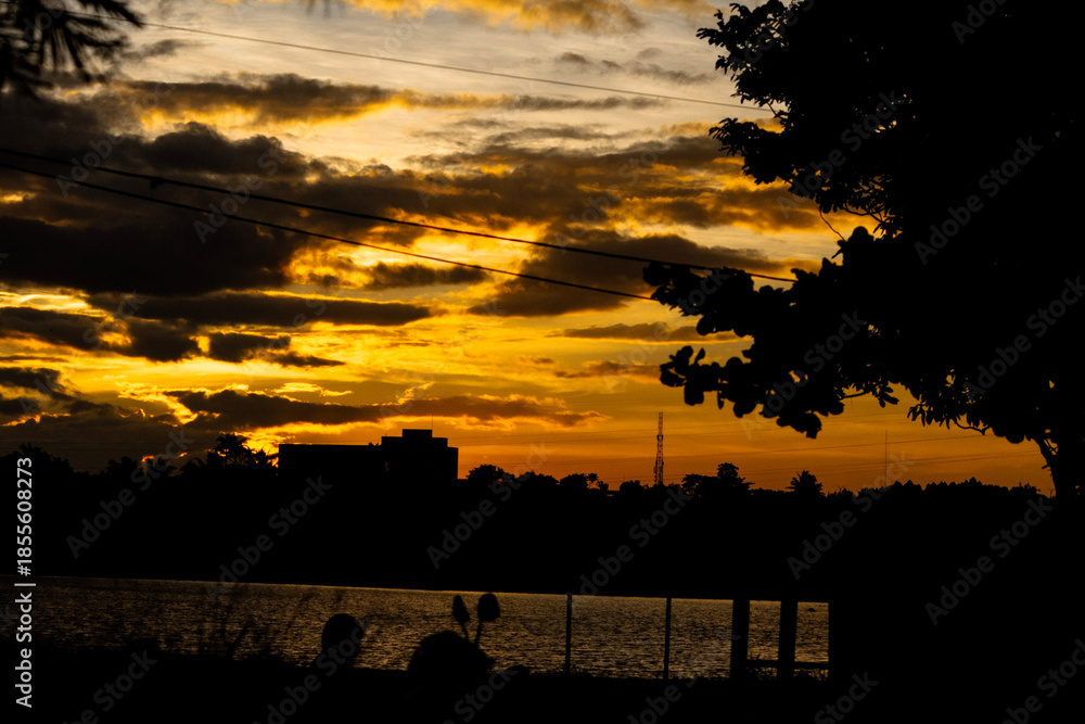 Obraz premium Silhouette at sunset with dramatic evening sky