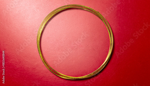 赤い和紙の上に配置された金の円形ライン　和風テクスチャ generative ai