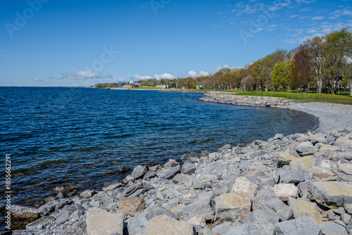 Εκτύπωση καμβά Rocky shoreline along Lake Ontario with trees and parkland