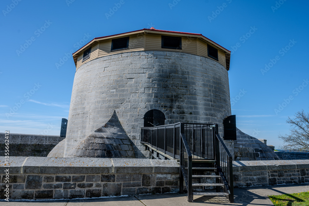 Obraz premium Historic Martello tower at Fort Henry under clear blue sky