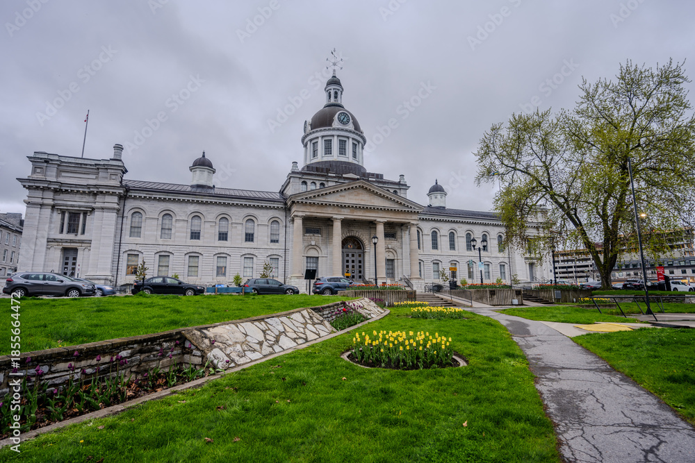 Obraz premium Historic Kingston City Hall with gardens and cloudy sky