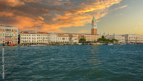Obraz na plátně view of Venice from the lagoon of the city of the same name