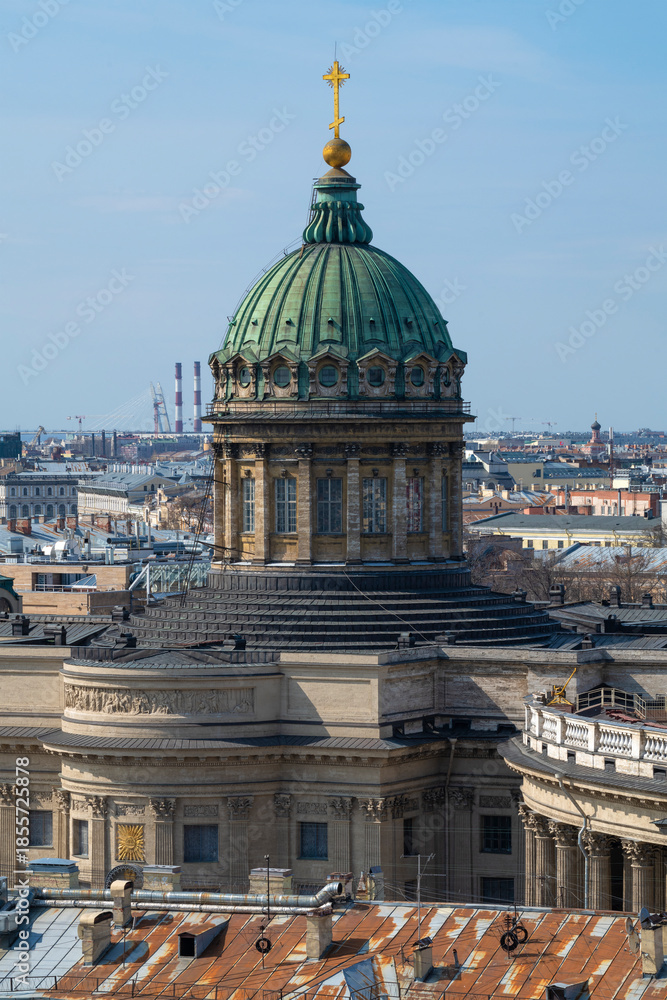 Obraz premium The dome of the Kazan Cathedral (Cathedral of the Kazan Icon of the Mother of God) is close-up on April day. Saint Petersburg, Russia