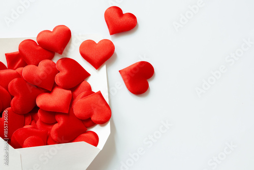 封筒に溢れんばかりに赤いハートが入っている愛情のイメージ