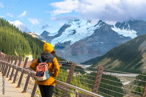Foto Tourist walking on the skywalk at the athabasca glacier in jasper national park