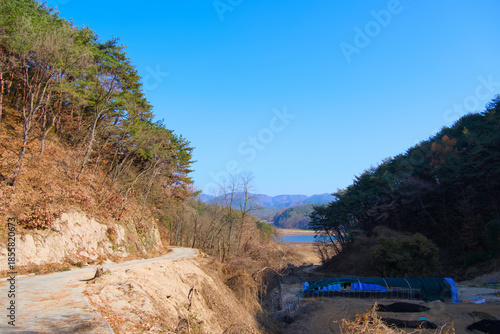 Foto The cloudless blue sky, mountains, trees, and valleys