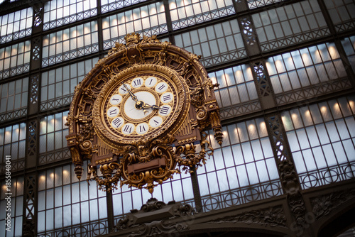 Foto The time is indicated in an old train station converted into a museum