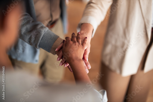 Foto Hands Joined In A Circle Of Unity And Support Among Friends And Colleagues