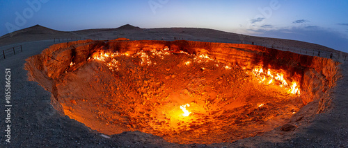 Foto Darvaza (Derweze) gas crater (Door to Hell or Gates of Hell) in Turkmenistan