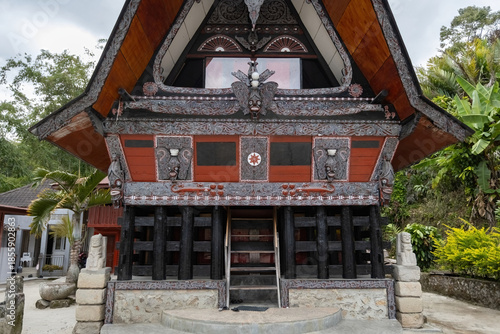 Foto Traditional Toba batak houses with pointed roofs at Samosir island at Toba lake