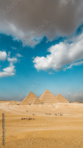 Fotografie The great pyramid of giza egypt on a suuny day and blue sky