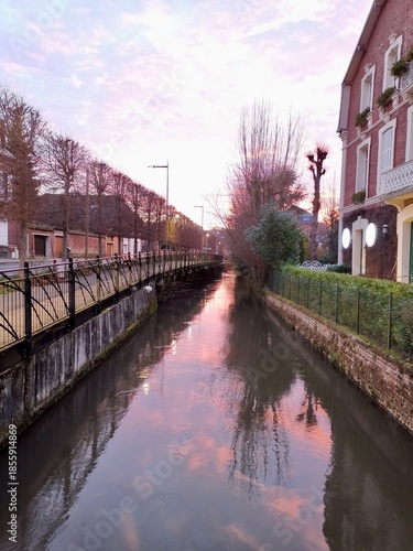 cours d'eau le matin avec le reflet du ciel