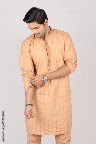 Cuadro en lienzo Pakistani Male Model Posing in traditional kurta and pajama in Style