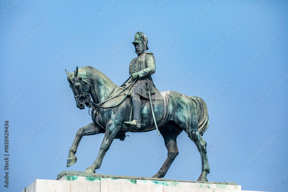 Obraz premium kolkata India 12th Dec 2025: In the gardens of Victoria Memorial in Kolkata stands the grand equestrian statue of Edward VII, symbolizing imperial power and colonial-era grandeur.