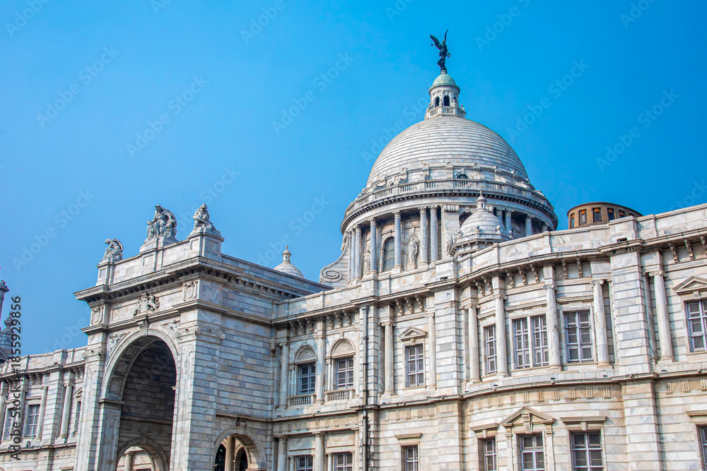 Obraz premium Majestic Victoria Memorial Hall in India stands as a grand marble landmark in Kolkata, blending British colonial architecture with rich history and art.