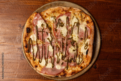 Ham and ricotta pizza