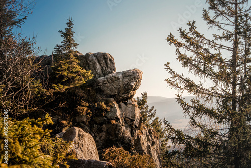 Sunny landscape of the Table Mountains with a view of vast meadows, forests and distant mountain ranges. Calm nature, clear sky and open space invite reflection, mindfulness and deep relaxation.